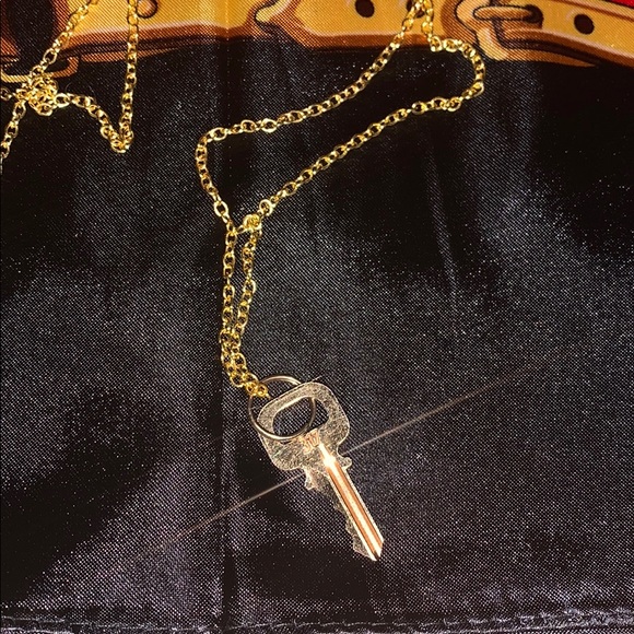 Louis Vuitton key 🔑 on 24” Gold Chain Necklace - Picture 4 of 8